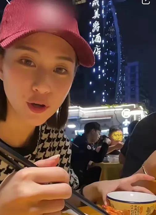 娱乐圈吃小瓜是谁啊视频,吃小瓜视频背后的神秘人物